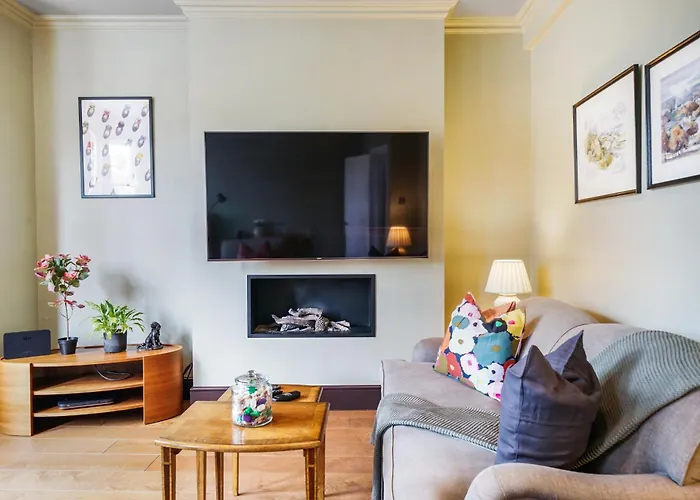 Beautiful And Spacious 2 Bed, 2 Bath Apartment Bordering Fulham And Chelsea - Entire Apartment With Private Entrance