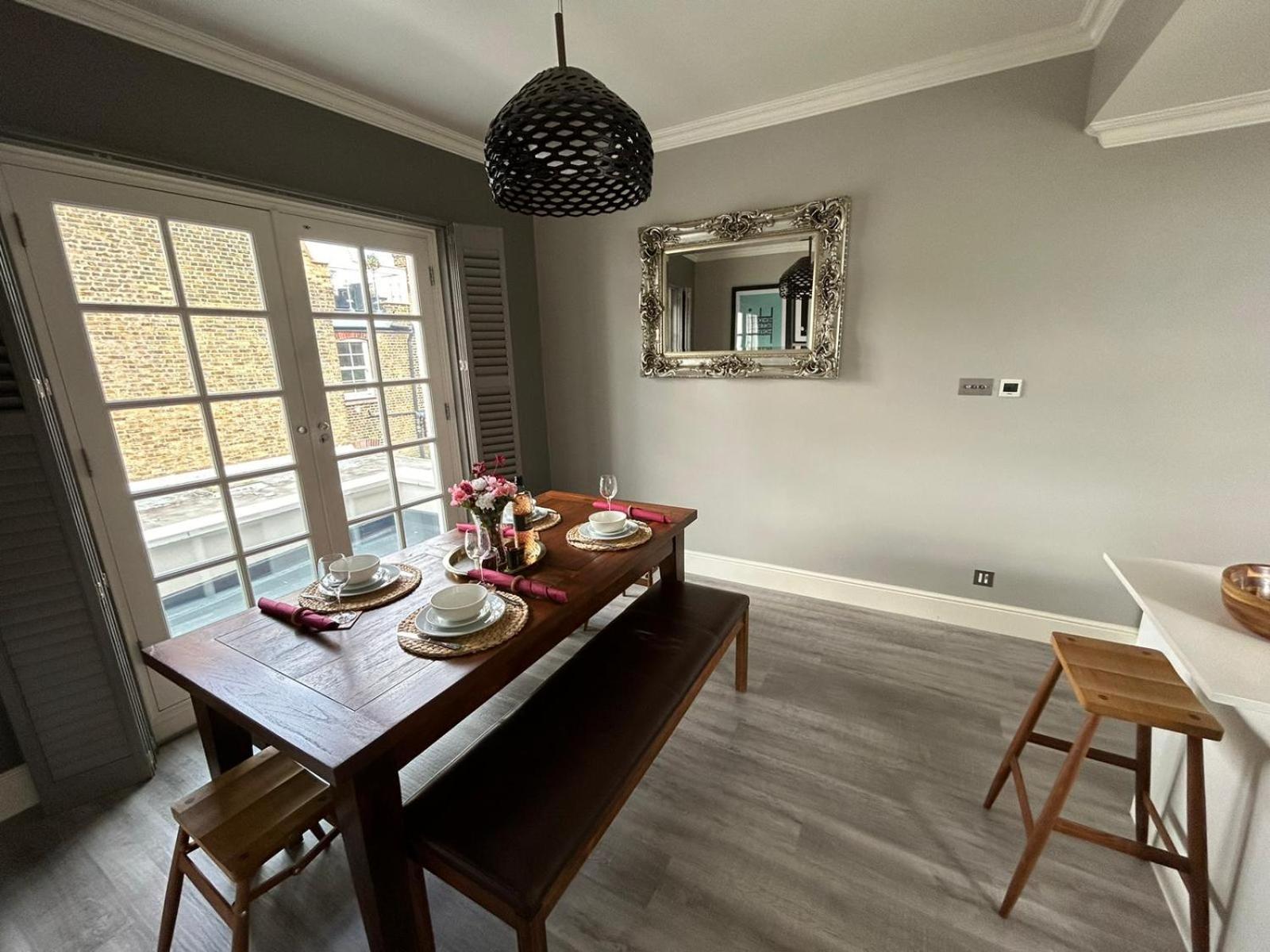 Beautiful And Spacious 2 Bed, 2 Bath Bordering Fulham And Chelsea - Entire With Private Entrance Appartamento